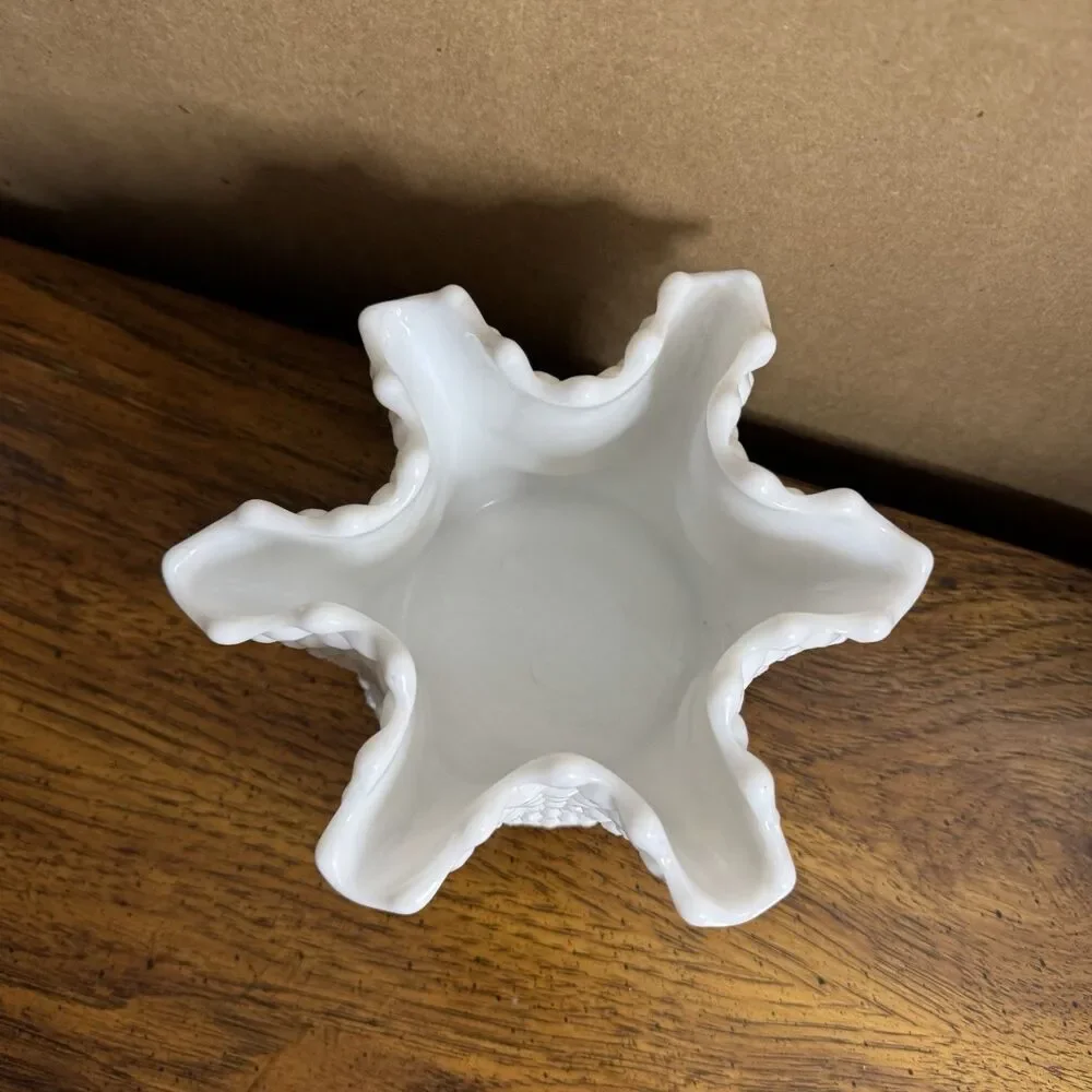 Westmoreland Milk Glass 1910-1919 English‎ Hobnail Diamond Pinched Vase Vintage